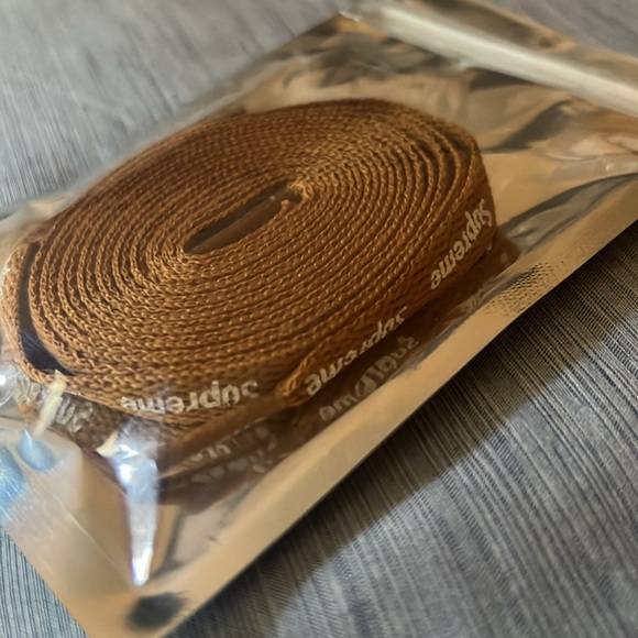 Supreme shoelaces ! 2 blacks 2 reds 1 white and 1 gold - Picture 5 of 5